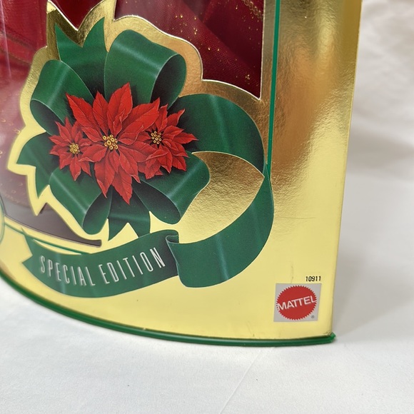 Happy Holidays Barbie - Picture 4 of 9